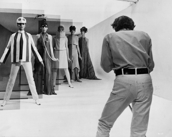 Blow-Up.-Directed-by-Michelangelo-Antonioni.-With-David-Hemmings-Vanessa-Redgrave-Sarah-Miles-John-Castle.