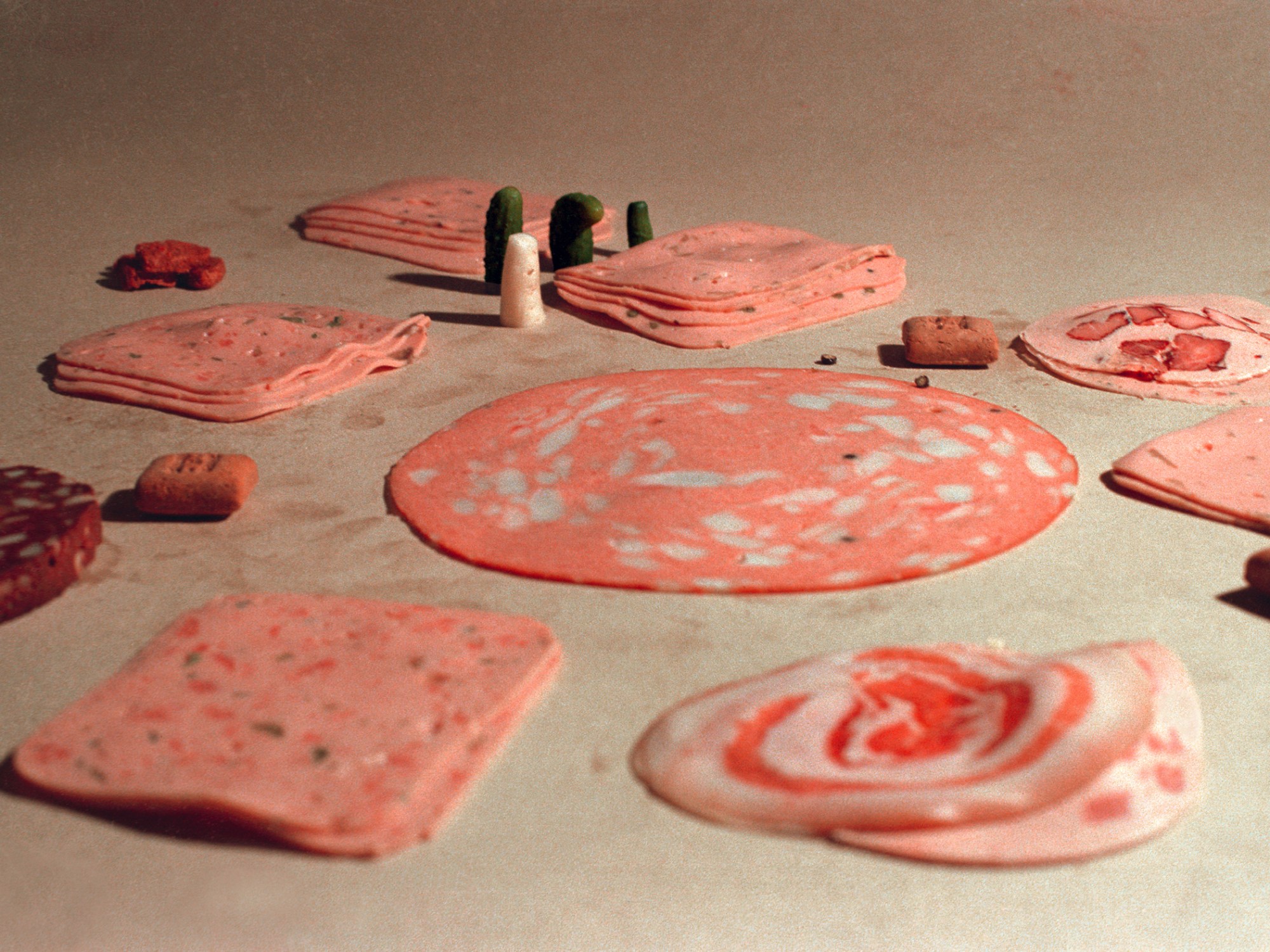 Wurst_06Fischli-Weiss,Nel negozio di tappeti,dalla serieFotografie di salsicce1979